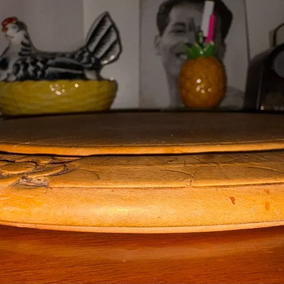 Antique English 12” Carved Wood Round Bread Cutting Board Original Kitchen Decor - Picture 4 of 5